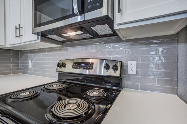 Newly renovated kitchen - Aventura on Briar Forest