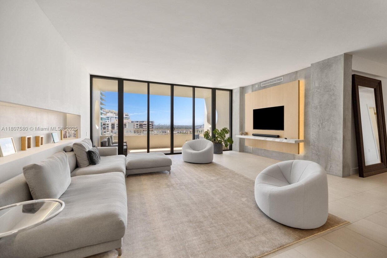Foto principal - 10205 Collins Ave