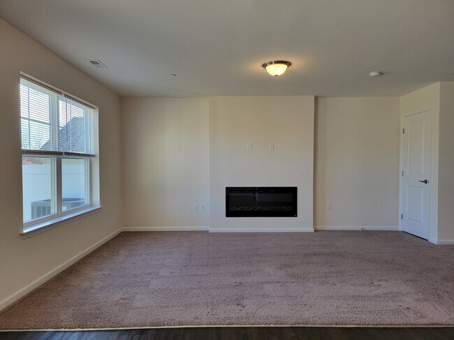 Foto del edificio - 50 Rollins Ln