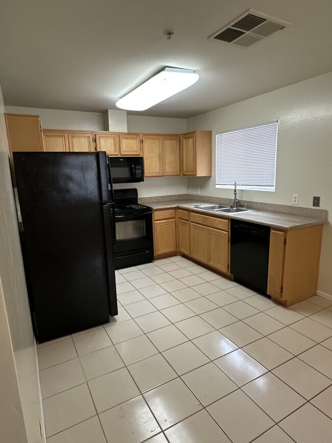 Kitchen - 600 Hosking Ave