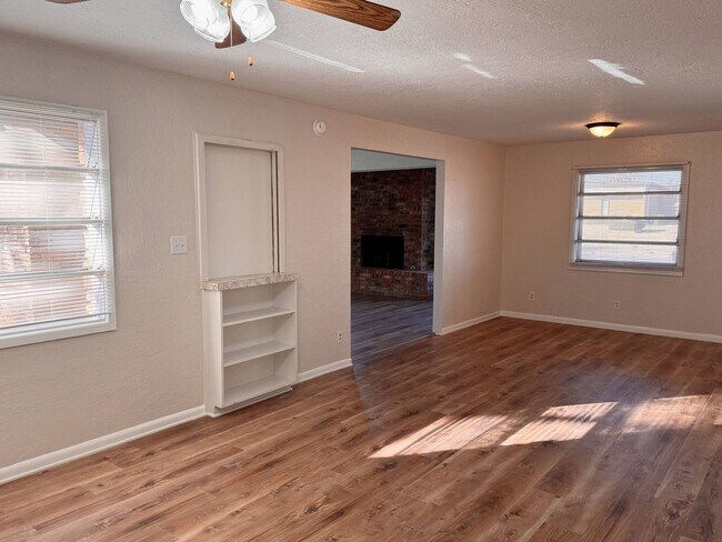 Foto del edificio - Adorable Mid Century Modern home on a corner lot!