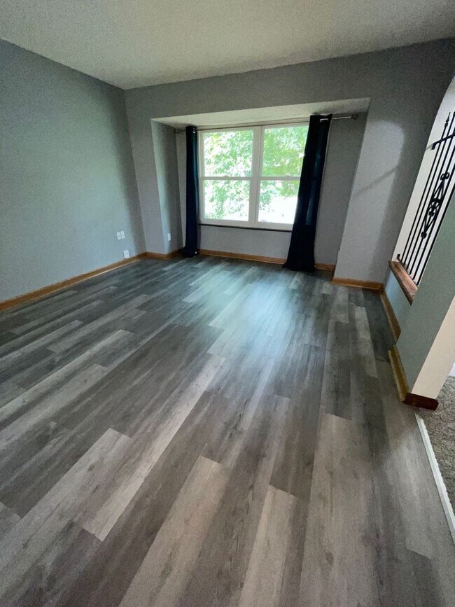 Building Photo - Beautifully Updated 3 Bedroom 2 bathroom H...