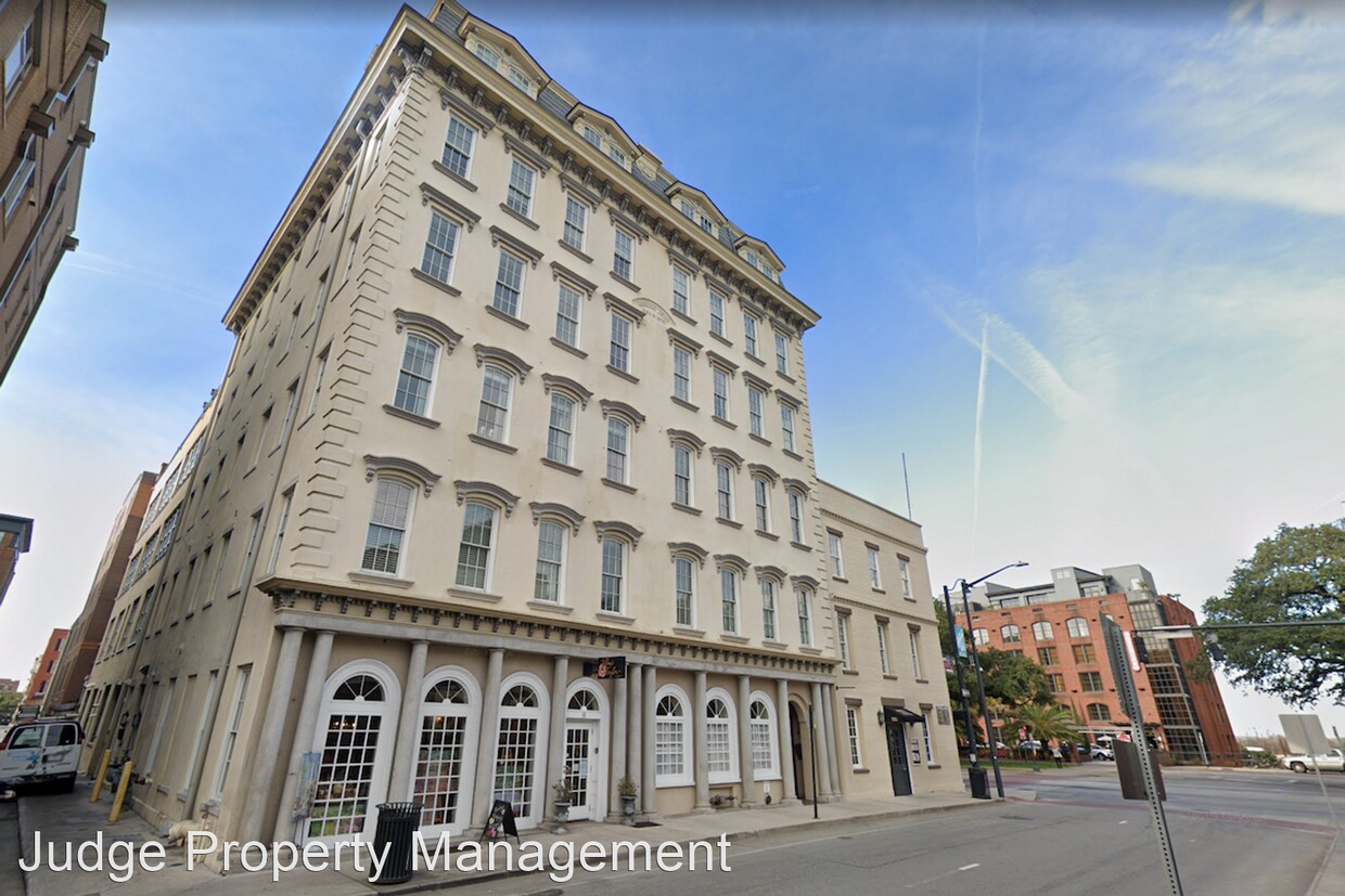 5 Whitaker St Unit 306, Savannah, GA 31401 Room for Rent in Savannah