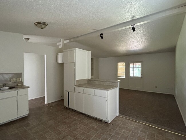 Building Photo - Spacious 3 Bedroom w/ 2 Car Garage