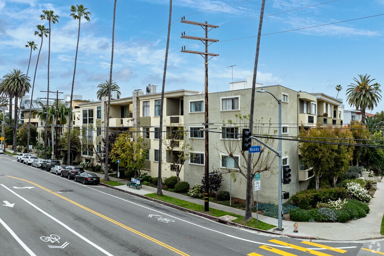 Building Exterior - Villa Montana Condominium Association