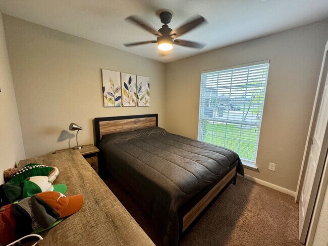 Foto del edificio - 3-bed 2-bath 2-car garage with screened in porch & backyard shed in Riverside Grove cul-de-sac.