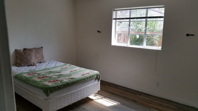 MasterBedroom 14ft X 11ft - 528 N Olsen Ave