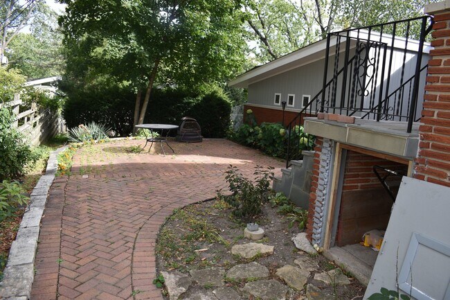Building Photo - 942 Raleigh Rd