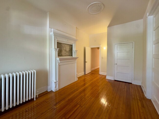 Foto del edificio - Charming Apartment Units in Charles Village, Baltimore, MD!