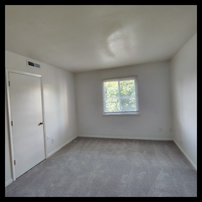 Building Photo - 600 Reusens Rd