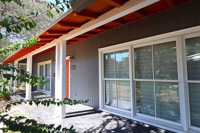 Building Photo - Rare opportunity for amazing Hill Country ...