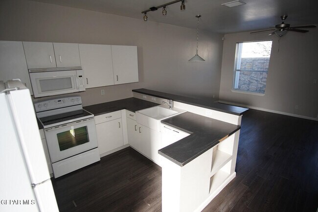 Foto del edificio - 6262 Woodrow Bean Transmountain