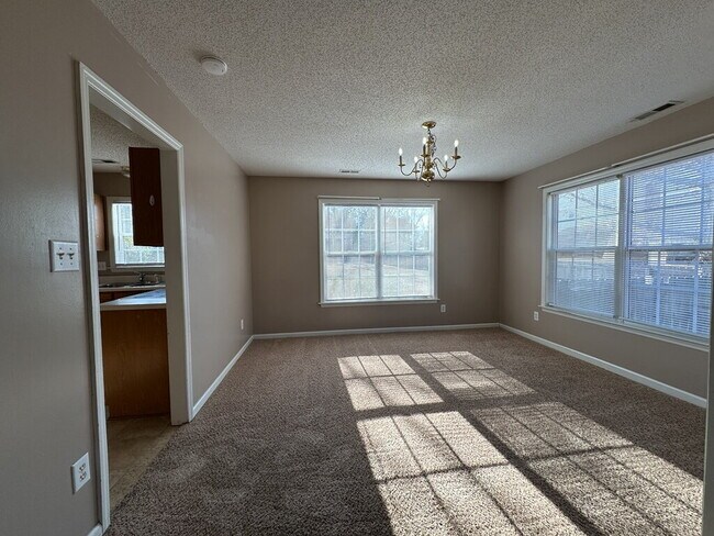 Foto del edificio - Great 4 Bedroom Home with Bonus Room In Country Club Estates-1112 Westmoreland Dr.