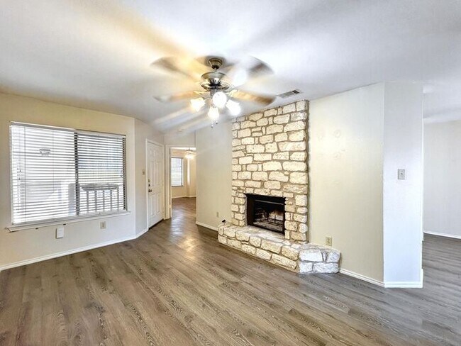 Foto del edificio - Charming 2-Bedroom Condo with Modern Ameni...