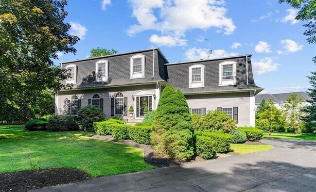 Foto del edificio - 80 Howland Rd