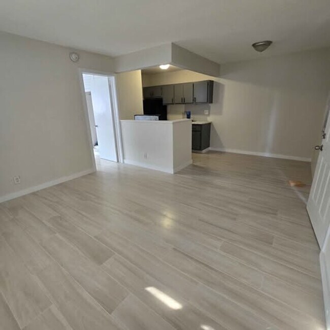 sala de estar y cocina - 1720 NE 62nd St
