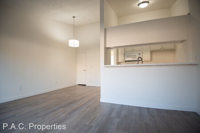 Foto del edificio - 1 br, 1 bath Apartment - 15520 Foothill Bo...