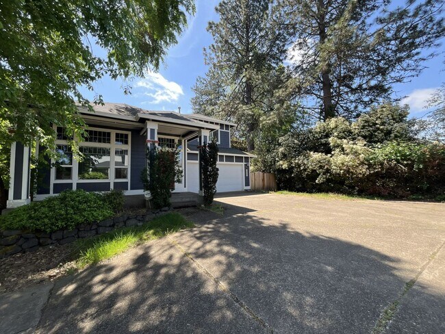 Foto del edificio - Beautiful 5BD/3BA Home with Soaking Tub, Island Kitchen & Attached 2-Car Garage