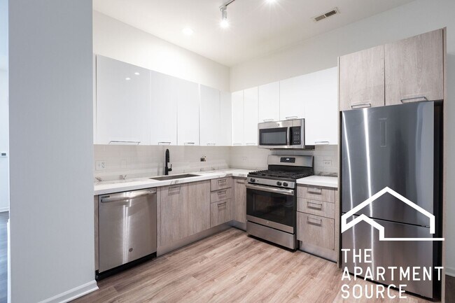 Building Photo - South Loop 3 bed 2 bath -- Updated Kitchen, HUGE Floorplan