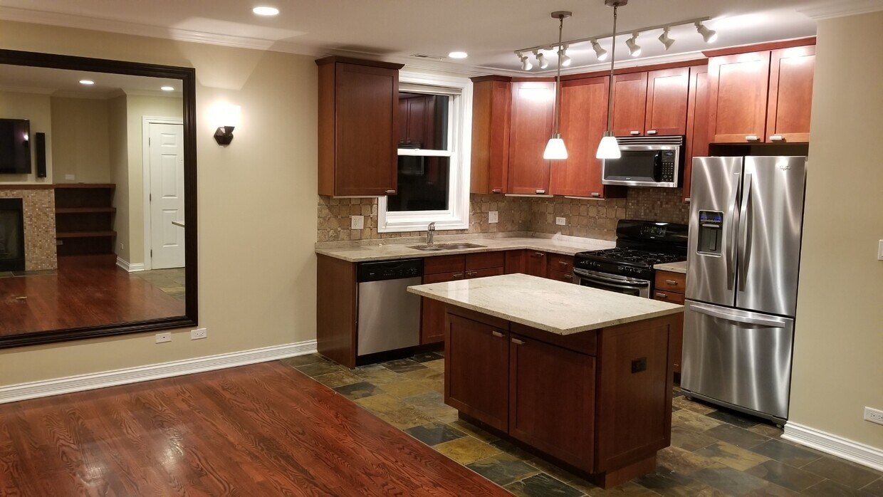 Kitchen 10x15 - 1144 W Roscoe St