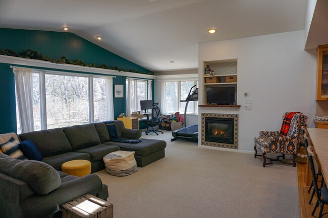 Living room with fireplace and nook - 4060 Victoria St N