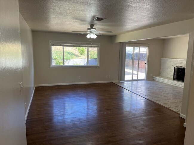 Foto del edificio - 4 Bedroom Tara Hills Home for Rent