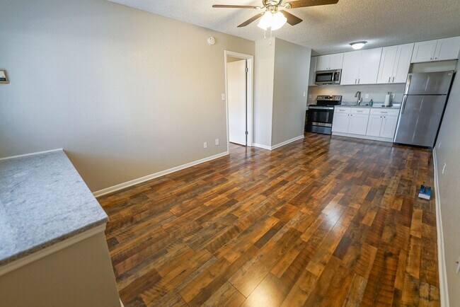 Building Photo - Cozy 1 bedroom 1 bathroom within walking d...
