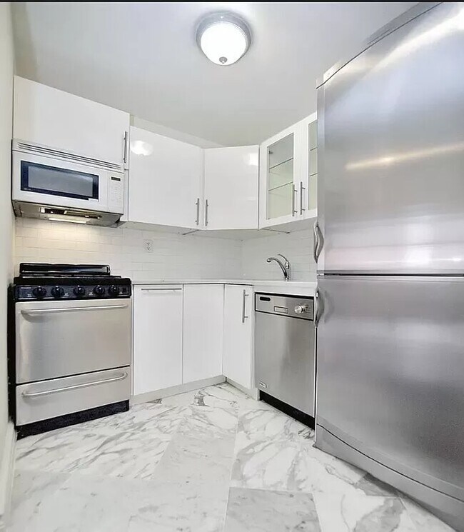 Building Photo - 322 West 14th Street