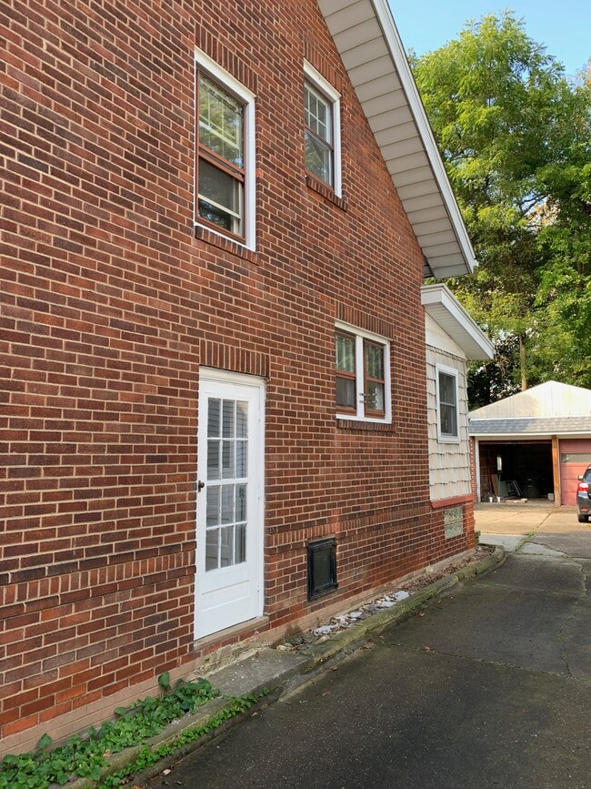 Building Photo - 1042 Collinwood Ave