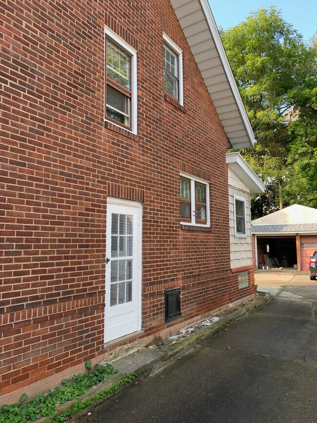 Foto del edificio - 1042 Collinwood Ave