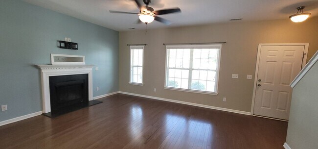 Foto del edificio - Spacious 4 Bedroom, 2.5 Bath Two-story Hom...