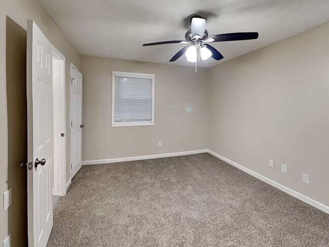 Foto del edificio - 211 Hunt Ridge Dr
