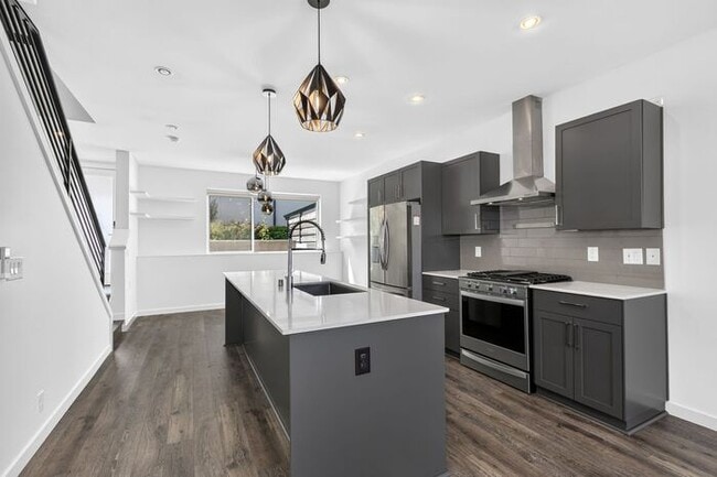 Building Photo - ULTRA-MODERN Air Conditioned Townhome in Beacon Hill!