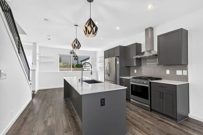 Foto del edificio - ULTRA-MODERN Air Conditioned Townhome in Beacon Hill!