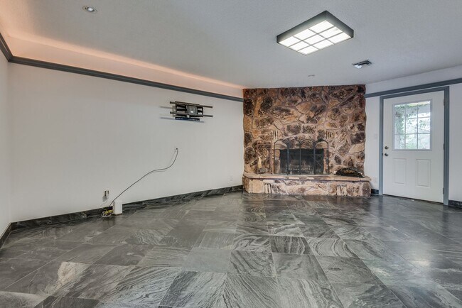 Building Photo - Single Story 3 bed/2bath w/3 car garage on...