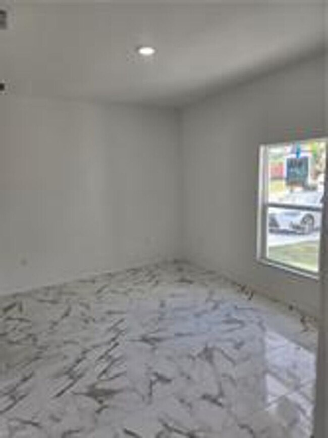Foto del edificio - Must see-NEW CONTRUCTION 2/2/1- SW LEHIGH ...