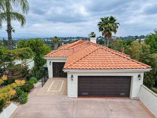 Foto del edificio - Luxury Living Awaits: Remodeled Woodland H...