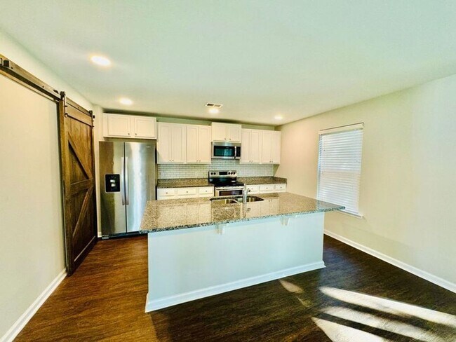 Building Photo - 4 bed 2.5 bath located in The Links at Way...