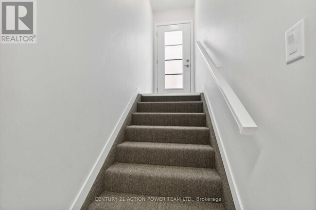 Building Photo - 358 Hazel Cres