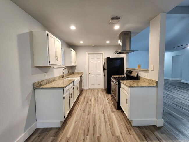 Building Photo - 2 Weeks Free Rent / Corner Lot / Fridge, W...