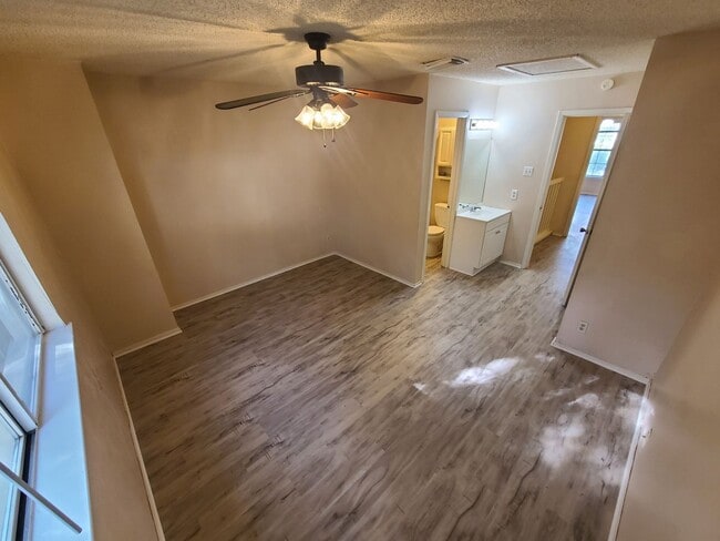 Building Photo - Great Townhome - North Central Location