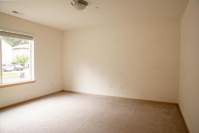 Foto del edificio - 1255 Burnside Pl