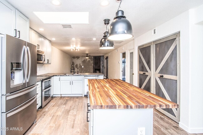 Foto del edificio - 1318 E Cobb Dr