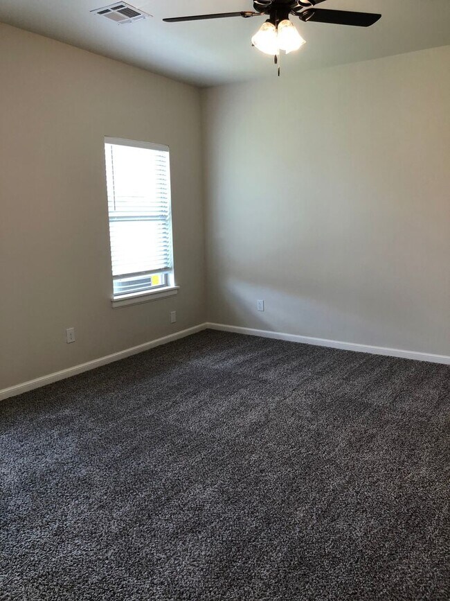 Building Photo - 3 bedroom 2.5 bath duplex in Newcastle