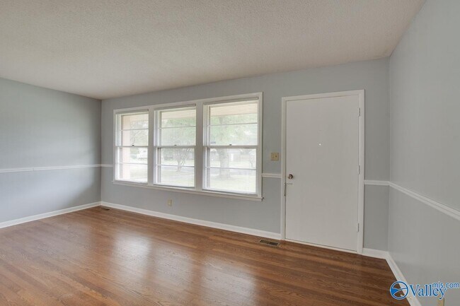 Building Photo - 4108 Lakeview Dr NW