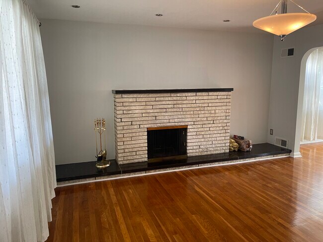 Foto del edificio - 674 Forest St
