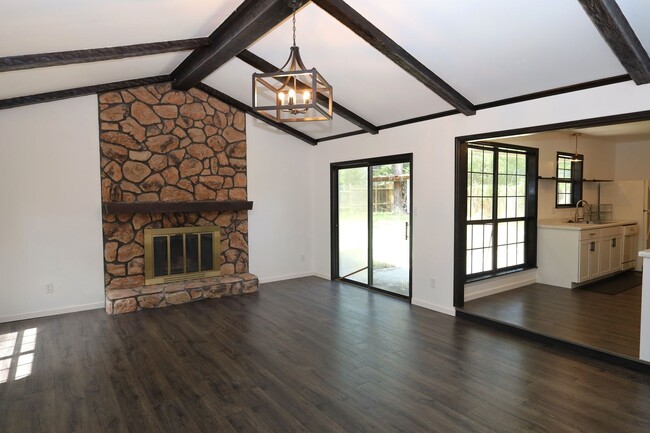Building Photo - 2208 Northwood Cir