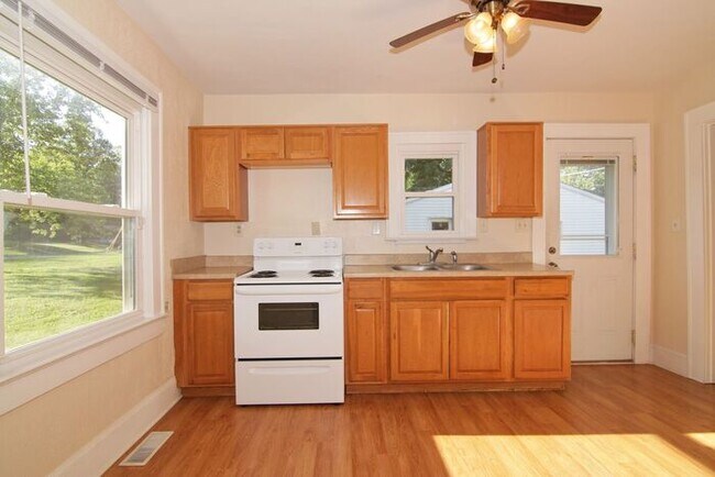 Building Photo - Walking Distance To U Indy Campus!