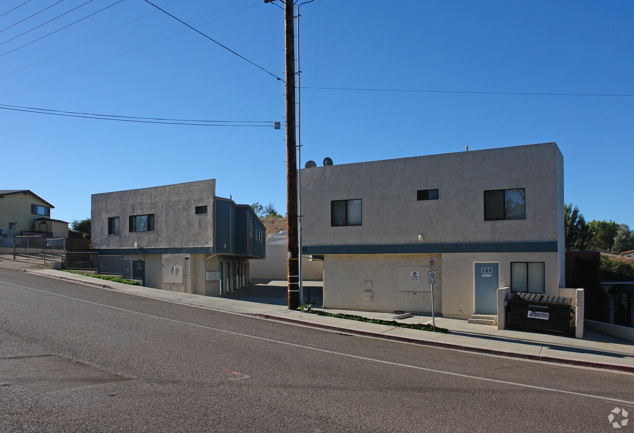 Foto del edificio - 9315 Campo Rd
