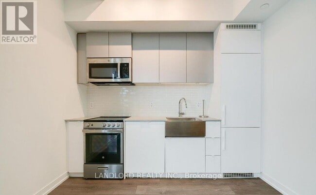 Building Photo - 270 Dufferin St